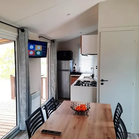 Bungalow De 3 Chambres A Hyeres A 300 M De La Plage Avec Jardin Clos Дом отдыха Йер