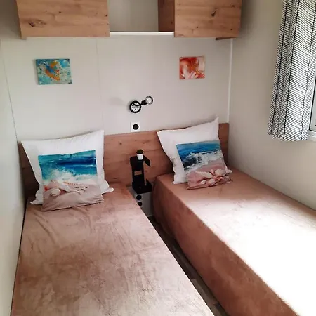 Bungalow De 3 Chambres A Hyeres A 300 M De La Plage Avec Jardin Clos Дом отдыха *