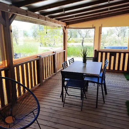 Дом отдыха Bungalow De 3 Chambres A Hyeres A 300 M De La Plage Avec Jardin Clos *