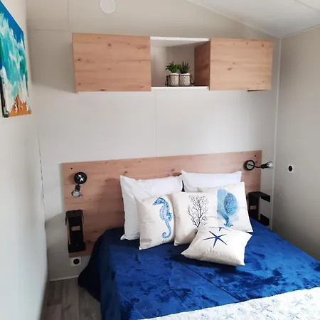 Bungalow De 3 Chambres A Hyeres A 300 M De La Plage Avec Jardin Clos Дом отдыха *